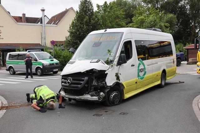 Linienbus kollidiert in Herzogenaurach mit Hauswand – 13 Verletzte