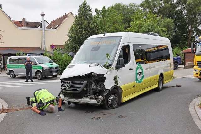 Dieser Midi-Bus ist mit einer Hauswand...em Unfall wurden 13 Menschen verletzt.  | Foto: Daniel Lb (dpa)