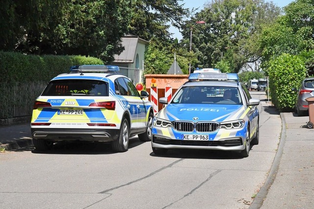 Polizeiautos stehen in der Nhe eines ... dem eine leblose Frau gefunden wurde.  | Foto: Florian Bodenmueller (dpa)