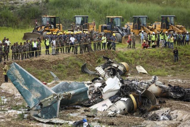 In Nepal verunglckt ein Flugzeug kurz nach dem Start