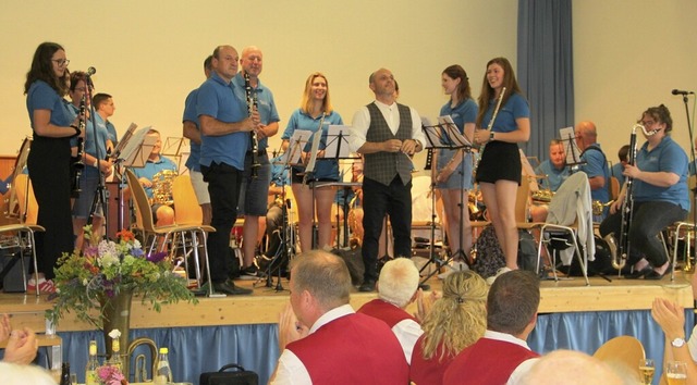 Der Musikverein Egringen beim Auftritt beim Sommerfest in Marzell  | Foto: Rolf-Dieter Kanmacher