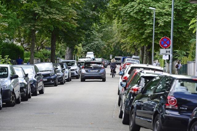 In Freiburg Herdern und Neuburg soll das Bewohnerparken neu geregelt und Gehwegparken beseitigt werden