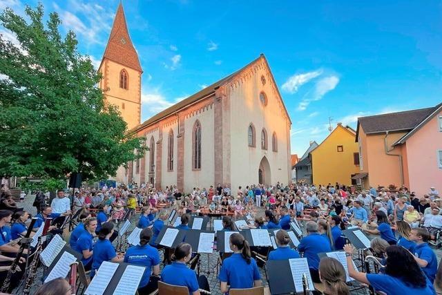 Die Stadtmusik Endingen hat ein Open-Air-Konzert der Emotionen geboten