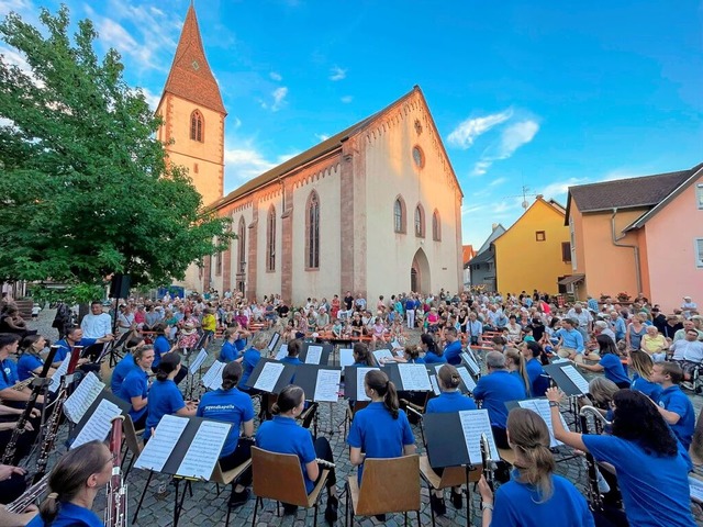 Rund 400 Zuhrer waren bei hochsommerl...Wallfahrtskirche St. Martin gekommen.   | Foto: Philipp Hauser