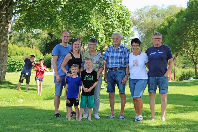 Fabienne und Jonas Mller mit ihren S...-Maria und Reinhard Rohlf (von links).  | Foto: Martha Weishaar