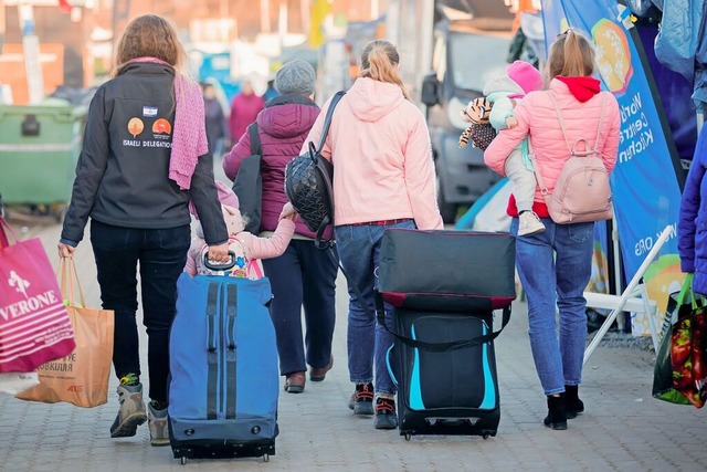 Frauen und Kinder, die aus der Ukraine geflohen sind.  | Foto: Christoph Soeder (dpa)