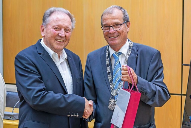 Klaus Eberhardt (rechts) bei der Verabschiedung von Paul Renz  | Foto: Alexandra Gnzschel