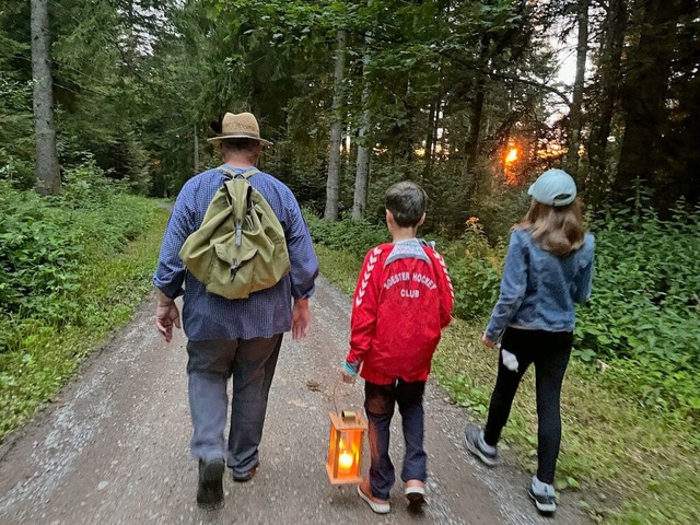 Wanderfhrer Manfred Hermann (links) i...nsam geht&#8217;s in den Pfisterwald.   | Foto: Lina Boegel