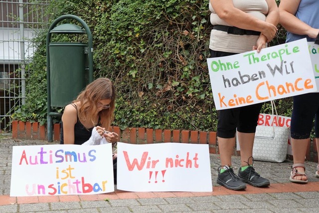 Betroffene demonstrieren am Dienstag vor dem Landratsamt.  | Foto: Juliana Eiland-Jung