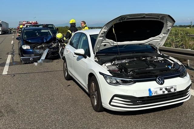 Doppel-Unfall mit fnf Fahrzeugen und mehreren Verletzten auf der A5 bei Bad Krozingen