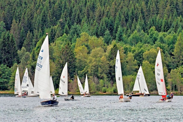 33 Boote von der Jolle bis zum F16 Kat...dUm&quot; vom Segelverein Schluchsee.   | Foto: Wolfgang Scheu