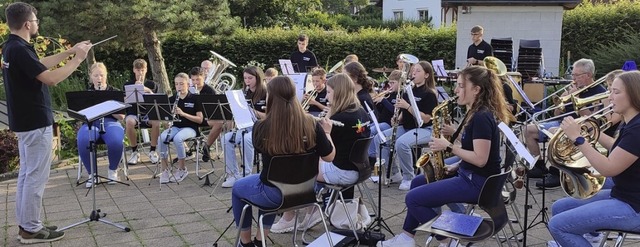 Die Jugendkapelle der Stadtmusik unter Leitung von Alexander Bernhart  | Foto: Martha Weishaar