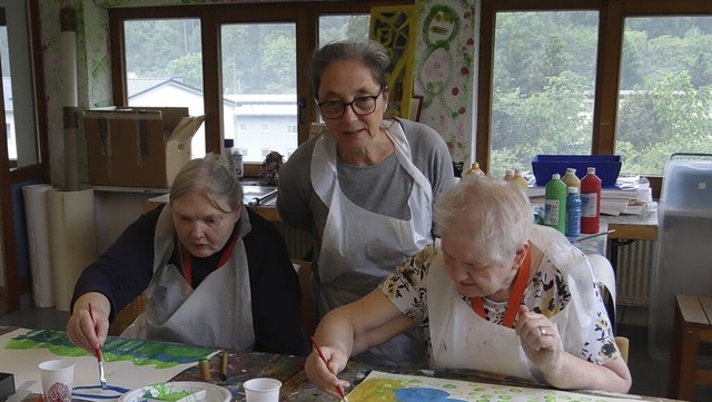 Arbeiten im Atelier (von links) : Heidrun Meier, Simone Rosenow, Christa Lemke   | Foto: Erich Hipp