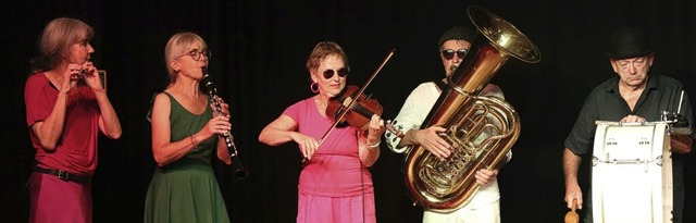 Einige der Musikerinnen und Musiker de...es, rechts an der Trommel Bernd Walter  | Foto: Juliana Eiland-Jung