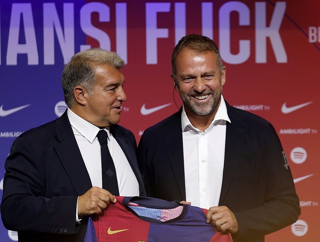 Hansi Flick (rechts) und Barca-Prsident Joan Laporta  | Foto: Joan Monfort (dpa)