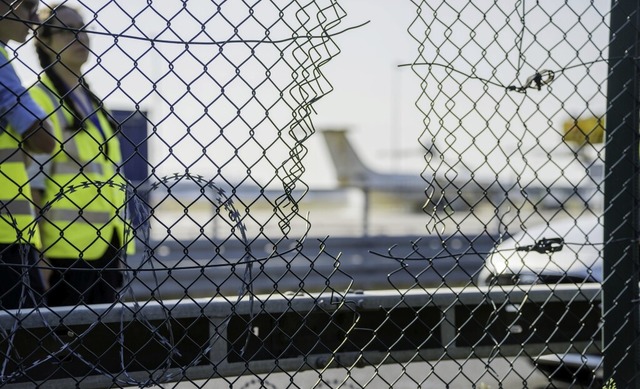 Durch ein Loch im Zaun gelangten die D...fs Gelnde des Frankfurter Flughafens.  | Foto: Andreas Arnold (dpa)