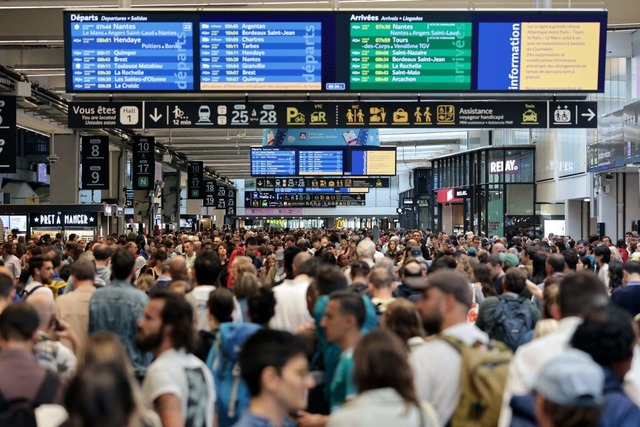 Fahrgste im Pariser Bahnhof Gare Mont...sse sind von den Anschlgen betroffen.  | Foto: Thibaud Moritz (dpa)