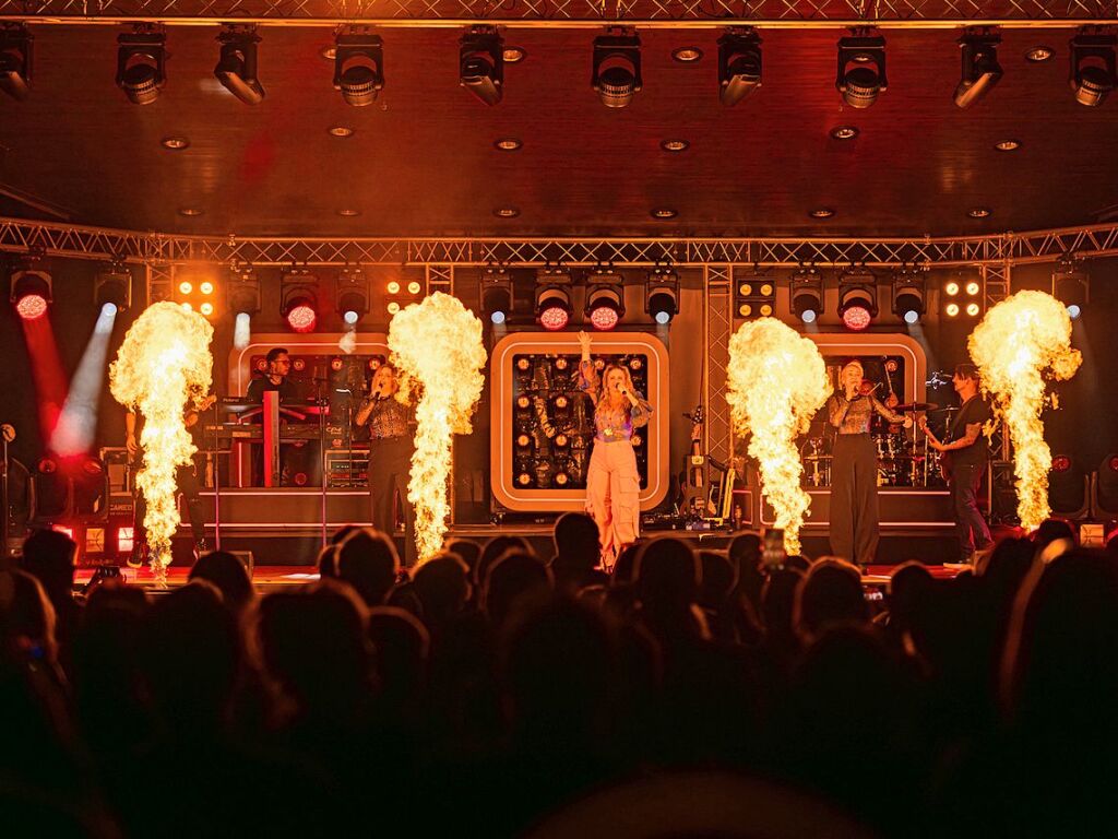 Beatrice Egli mit Band und Reiner Kirsten auf der Bhne bei der Schlager-Gala im Bad Krozinger Kurpark.