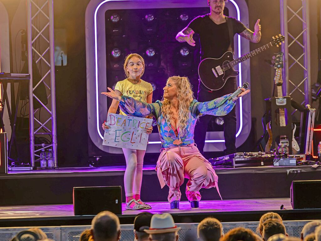 Beatrice Egli mit Band und Reiner Kirsten auf der Bhne bei der Schlager-Gala im Bad Krozinger Kurpark.