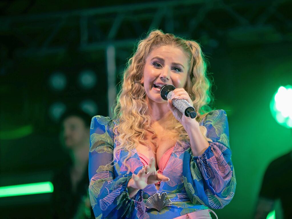 Beatrice Egli mit Band und Reiner Kirsten auf der Bhne bei der Schlager-Gala im Bad Krozinger Kurpark.