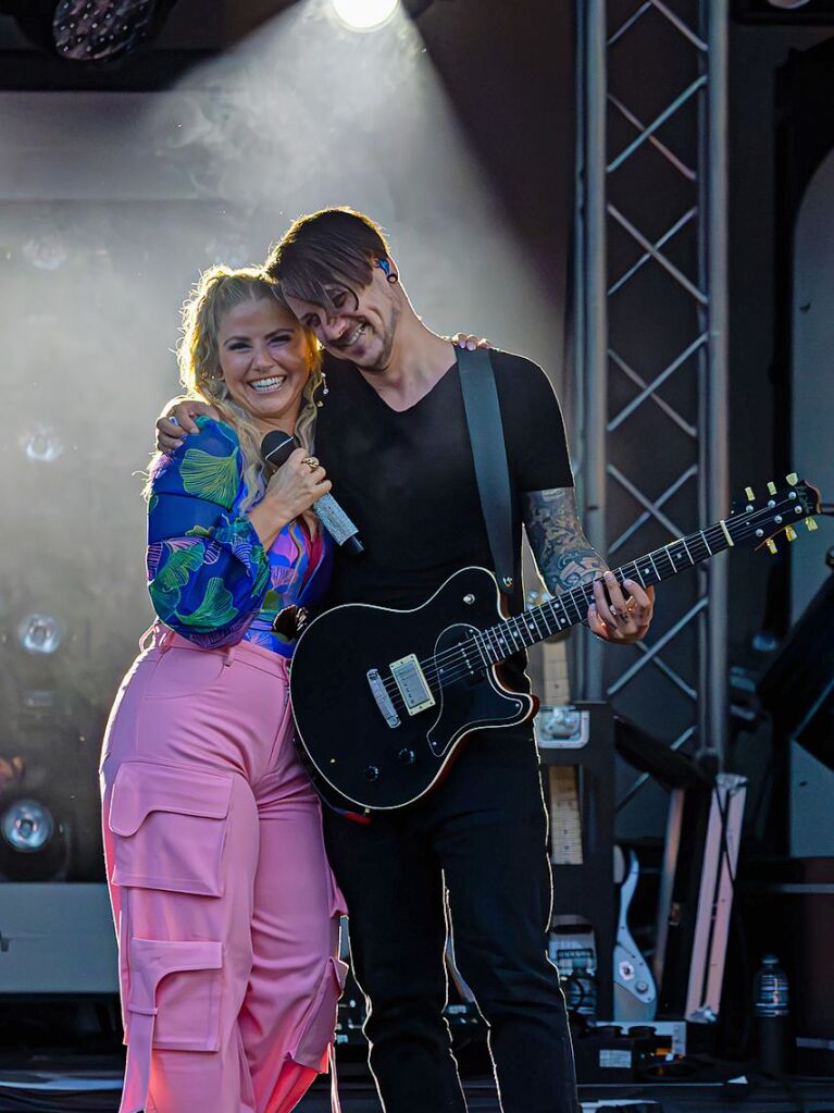 Beatrice Egli mit Band und Reiner Kirsten auf der Bhne bei der Schlager-Gala im Bad Krozinger Kurpark.