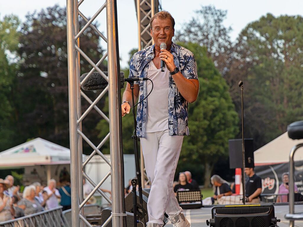 Beatrice Egli mit Band und Reiner Kirsten auf der Bhne bei der Schlager-Gala im Bad Krozinger Kurpark.