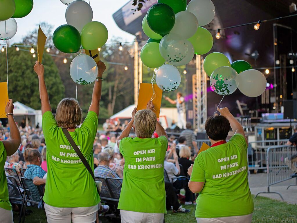 Beatrice Egli mit Band und Reiner Kirsten auf der Bhne bei der Schlager-Gala im Bad Krozinger Kurpark.