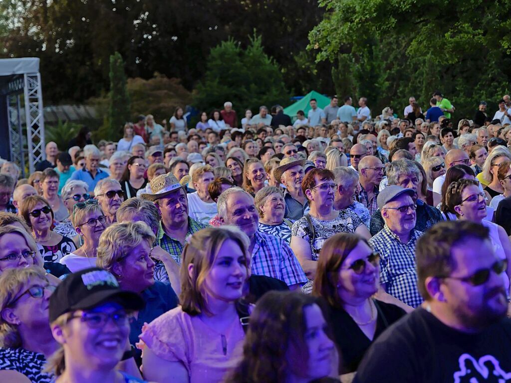 Beatrice Egli mit Band und Reiner Kirsten auf der Bhne bei der Schlager-Gala im Bad Krozinger Kurpark.