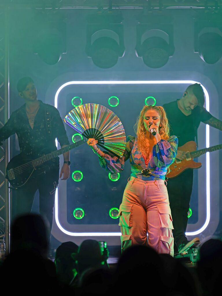 Beatrice Egli mit Band und Reiner Kirsten auf der Bhne bei der Schlager-Gala im Bad Krozinger Kurpark.