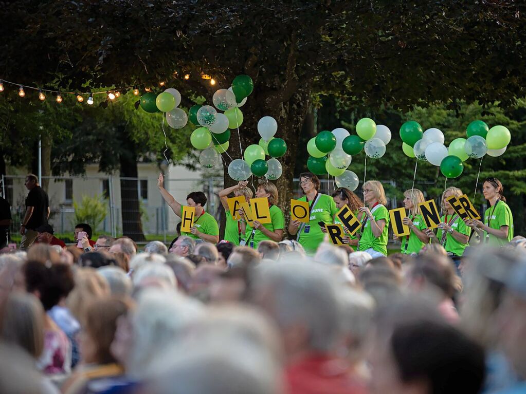 Beatrice Egli mit Band und Reiner Kirsten auf der Bhne bei der Schlager-Gala im Bad Krozinger Kurpark.