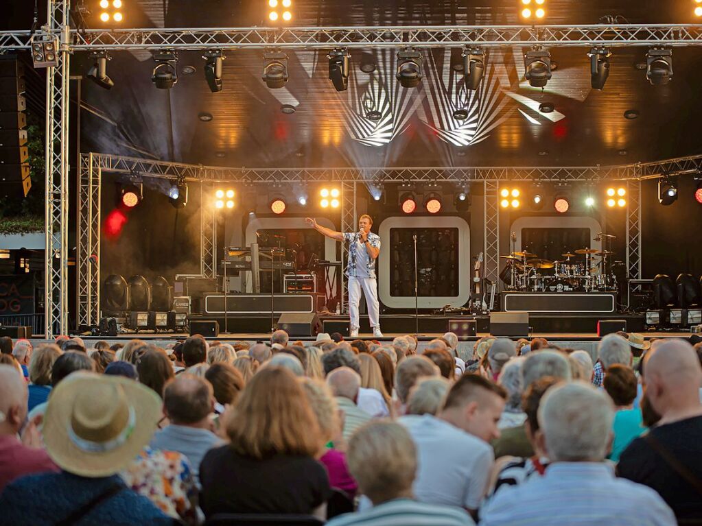 Beatrice Egli mit Band und Reiner Kirsten auf der Bhne bei der Schlager-Gala im Bad Krozinger Kurpark.