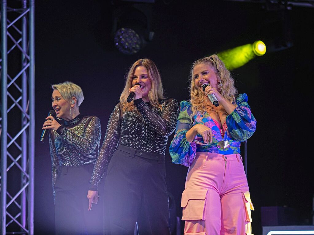 Beatrice Egli mit Band und Reiner Kirsten auf der Bhne bei der Schlager-Gala im Bad Krozinger Kurpark.