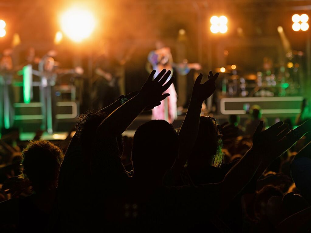 Beatrice Egli mit Band und Reiner Kirsten auf der Bhne bei der Schlager-Gala im Bad Krozinger Kurpark.