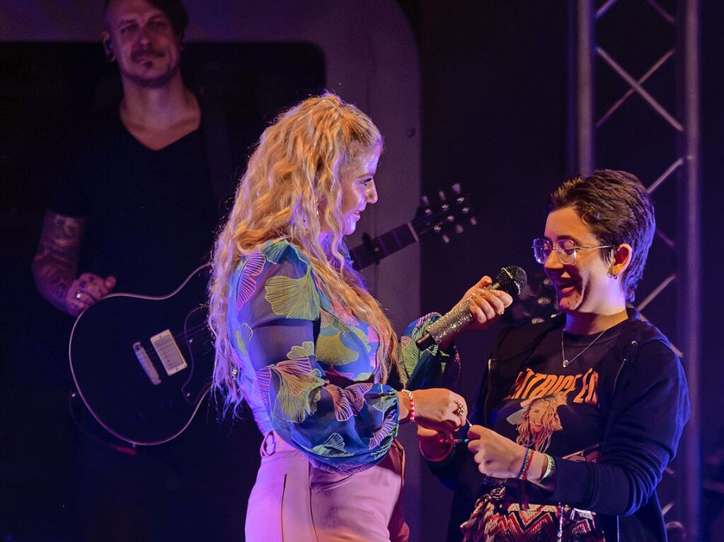 Beatrice Egli mit Band und Reiner Kirsten auf der Bhne bei der Schlager-Gala im Bad Krozinger Kurpark.