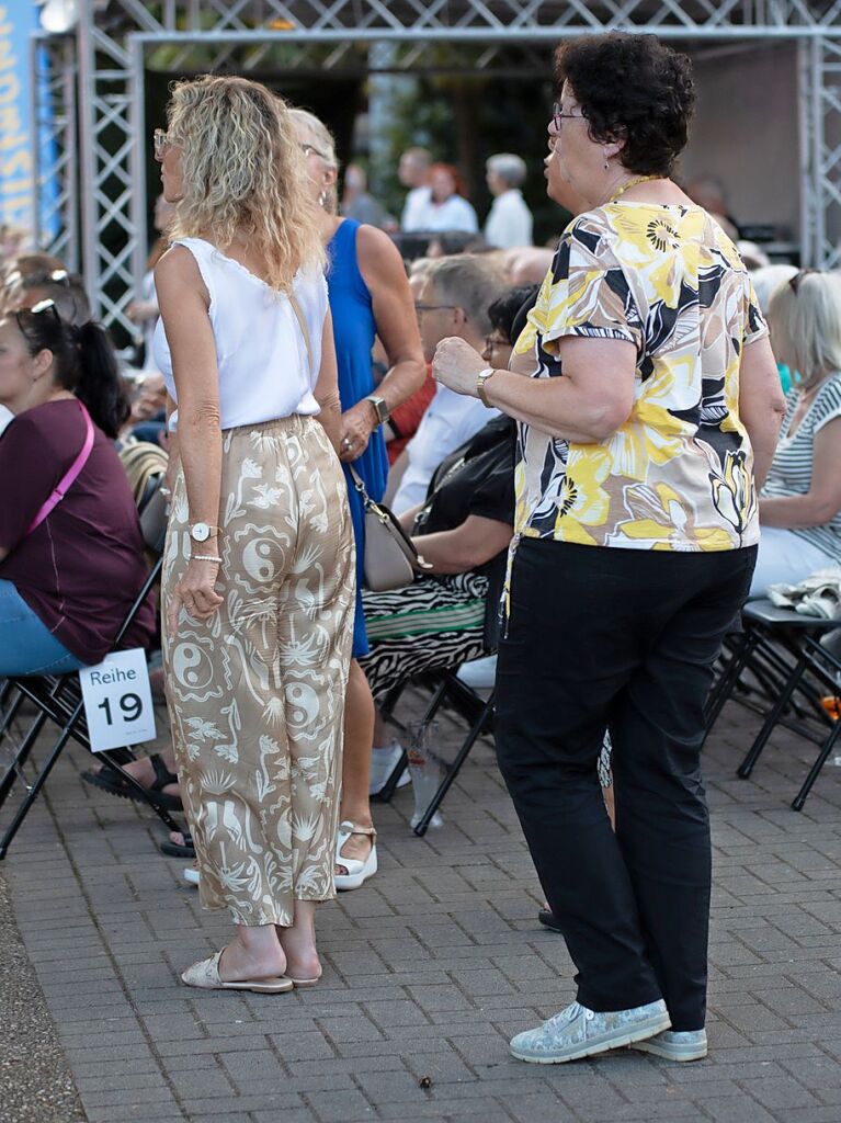 Beatrice Egli mit Band und Reiner Kirsten auf der Bhne bei der Schlager-Gala im Bad Krozinger Kurpark.