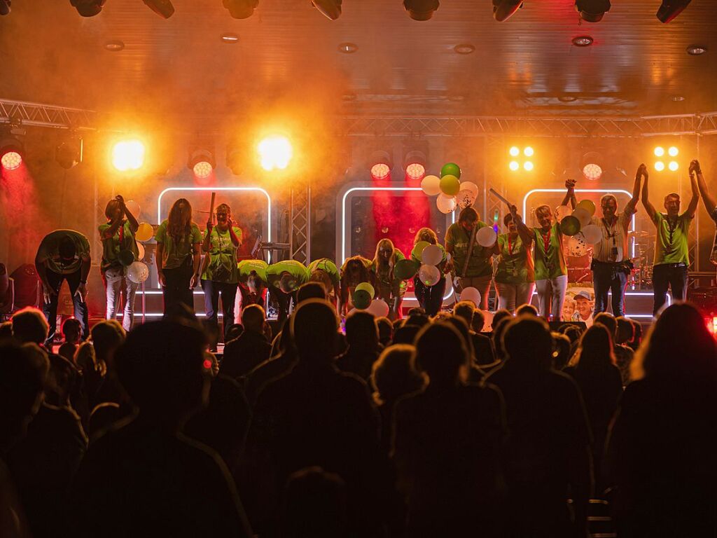 Beatrice Egli mit Band und Reiner Kirsten auf der Bhne bei der Schlager-Gala im Bad Krozinger Kurpark.