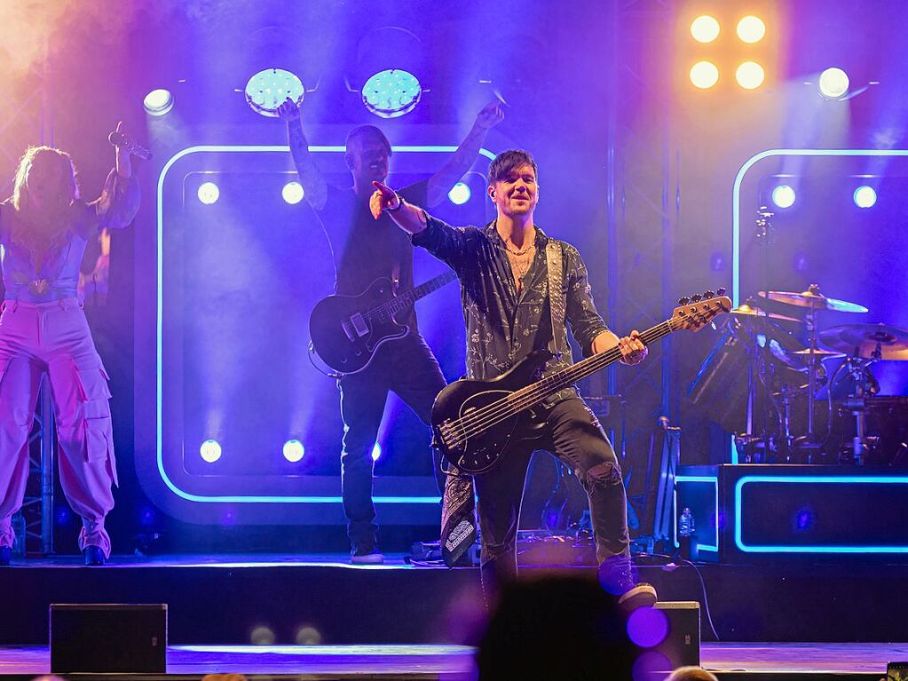 Beatrice Egli mit Band und Reiner Kirsten auf der Bhne bei der Schlager-Gala im Bad Krozinger Kurpark.