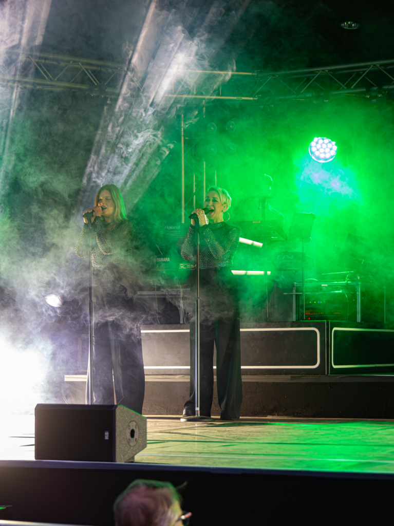 Beatrice Egli mit Band und Reiner Kirsten auf der Bhne bei der Schlager-Gala im Bad Krozinger Kurpark.