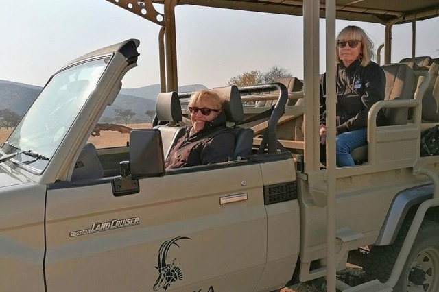 Sabrina Fgele (links) mit ihrer Mutter Sylvia auf ihrer Reise in Namibia  | Foto: Sabrina Fgele