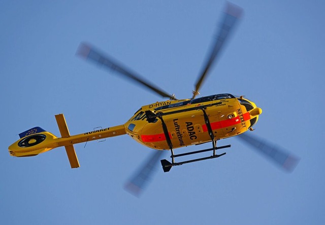 Ein Rettungshubschrauber (Symbolbild) ...rst verletzte Reiterin in eine Klinik.  | Foto: Robert Michael (dpa)