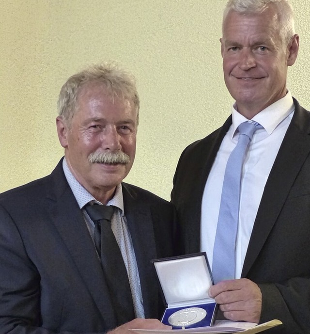 Pius Mangold (l.) erhlt die  Brgermedaille von Brgermeister Rein.  | Foto: Dirk Sattelberger