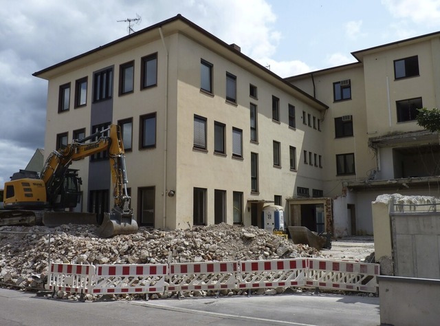 In der Kupfertorstrae 35 ist ein Nebe...sen worden. 17 Wohnungen sind geplant.  | Foto: Dirk Sattelberger