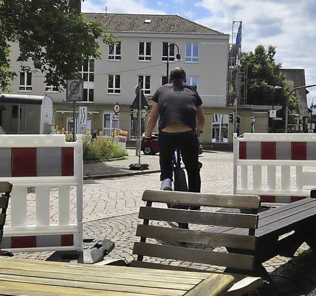 Radler missachten die Absperrung.  | Foto: Steinhart