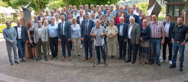 Der neue Waldshuter Kreistag nach der ...ung im Hof des Landratsamts Waldshut.   | Foto: Nico Talenta