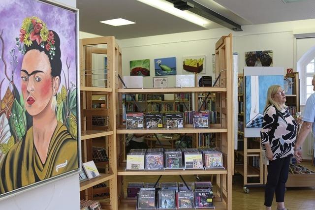 Farbgewaltige Ausstellung in Brombacher Bibliothek