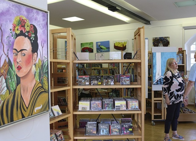 Kunst und Bücher gehören in der Brombacher Bibliothek mittlerweile zusammen. | Foto: Katharina Kubon Kunst und Bücher gehören in der Brombacher Bibliothek mittlerweile zusammen. | Foto: Katharina Kubon