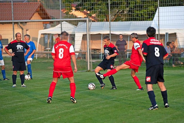 Die Alten Herren, hier in rot bei eine...ie &#8222;Hgelheimer Allstars&#8220;.  | Foto: Volker Mnch