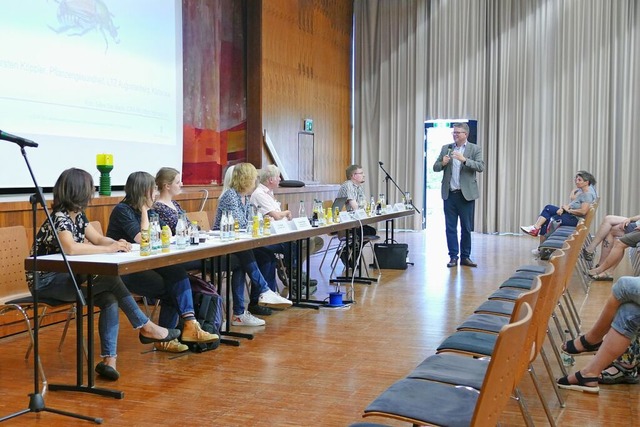 Expertenrunde informiert zum Thema Japankfer in Grenzach-Wyhlen.  | Foto: Sebastian Kurtenacker