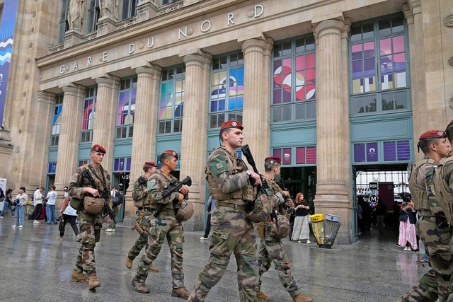 Soldaten patrouillieren am Freitag vor dem Pariser Gare du Nord.  | Foto: Mark Baker (dpa)