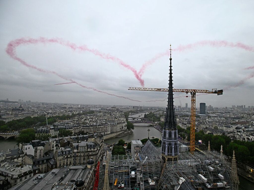 Militrjets malen ein rosafarbenes Herz in den Himmel ber Paris.